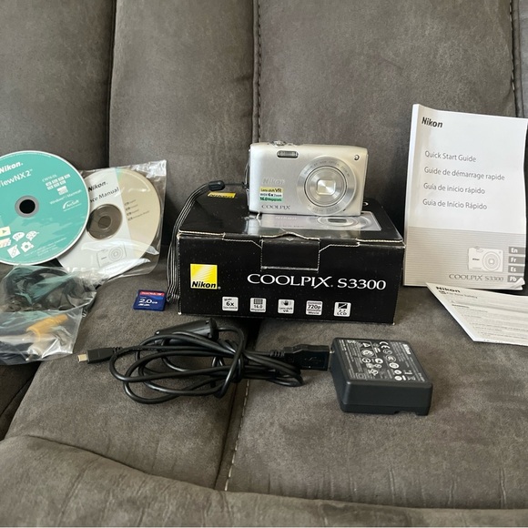 Nikon COOLPIX S3300 Silver Camera Bundle - Picture 1 of 16
